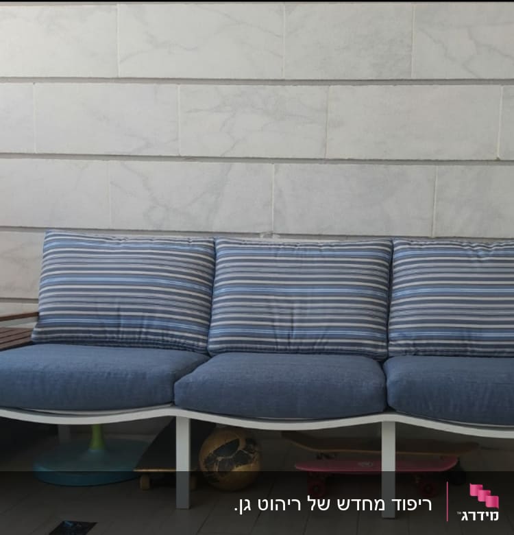 כריות פסים כחולות על ספה בחוץ